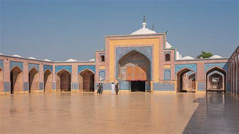  Shah Jahan Mosque: Một kiệt tác kiến trúc Mughal và niềm tự hào của Faisalabad!